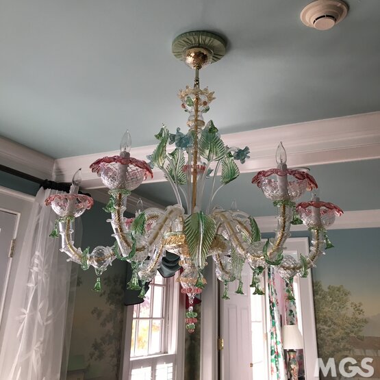 Vendramin Ca' Rezzonico, Crystal and gold Ca 'Rezzonico chandelier with pink and green decoration