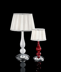 Table lamp in red color